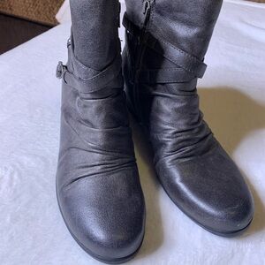 Bare traps Ankle Boots